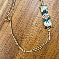 Braccialetto Blauw wit bruin en goud, come riportato da Universiteitsbibliotheek Universiteitskwartier utilizzando iLost