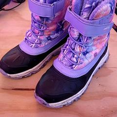 Cipő & Csizma Paase laarzen met bloemen, amint azt Schaatsbaan Rotterdam az iLost segítségével jelentette.