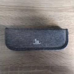 Estuche Grijs stoffen etui, ha sido reportado por Arriva Infoshop Enschede con iLost