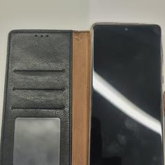 Chytrý telefon zwart in zwart lederen hoesje Samsung, jak nahlášeno Stad Hasselt pomocí iLost