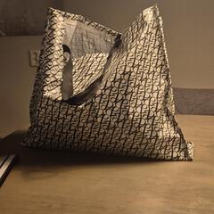 Tas met kleding, segons s'ha informat a iLost