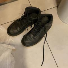 Scarpe, come riportato da MEININGER Hotel Marseille Centre la Joliette utilizzando iLost