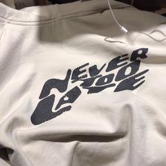 Pulóver Beige, amint azt Van der Valk Hotel Amsterdam Zuidas az iLost segítségével jelentette.