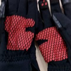 Kesztyű Zwart/rood, amint azt IKEA Utrecht az iLost segítségével jelentette.