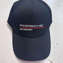 Sapka Porsche, amint azt Avonturenpark Hellendoorn az iLost segítségével jelentette.