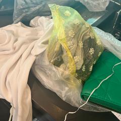 Bundle of clothes white. green and mixed 2311, segons ha informat MEININGER Hotel Milano Lambrate mitjançant iLost