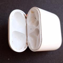 Apple AirPod kptelefon Ligtnincharge/case، كما تم الإبلاغ عنه عبر iLost