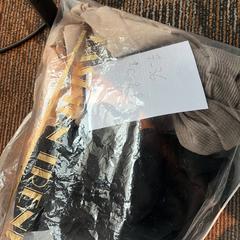 Kleding zwart en beige, amint azt Haven Hotel Rotterdam az iLost segítségével jelentette.