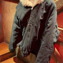 Casaco Black, como reportado por Club Nyx/Exit Café utilizando o iLost