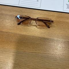 Des lunettes de soleil, a été signalé par Designer Outlet Roosendaal utilisant iLost