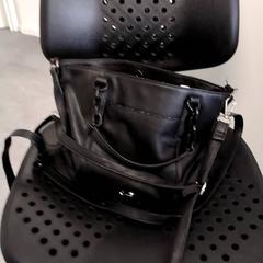 Shoulder bag, as reported by Arriva Infoshop Enschede using iLost