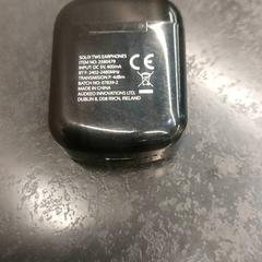 Auriculars sense fil, segons ha informat Rotterdam The Hague Airport mitjançant iLost