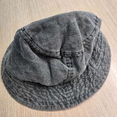 Kleding - hoed، كما تم الإبلاغ عنه بواسطة Centraal magazijn عبر iLost