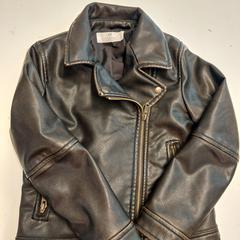 Jaqueta bruin kunstleer, segons ha informat Avonturenpark Hellendoorn mitjançant iLost