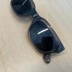 Des lunettes de soleil, a été signalé par Down The Rabbit Hole utilisant iLost