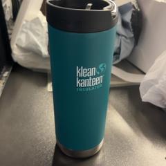 Vizesüveg Turqouise, amint azt Pathé Amsterdam Noord az iLost segítségével jelentette.