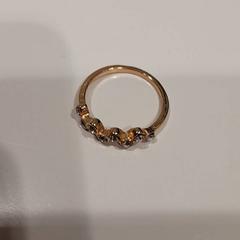 Ringetje Geel van kleur, 8 zirkonia steentjes, ha sido reportado por Campus Den Haag con iLost