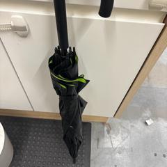 Regenschirm Svart på utsiden / grønn på innsiden, gemeldet von IKEA Åsane über iLost