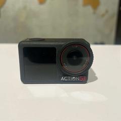 Kamera DJI action 5 pro, amint azt MEININGER Hotel Bruxelles Gare du Midi az iLost segítségével jelentette.