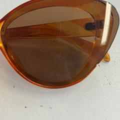 Occhiali da sole, come riportato da GVB utilizzando iLost