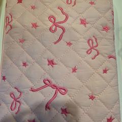 ノートパソコンバッグ  Wit met roze sterren en strikjes がiLostで NHL Stenden hogeschool Leeuwarden によって報告されました