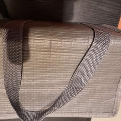 Borsa fresca gris, come riportato da TCL utilizzando iLost