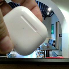 Airpods case white, as reported by MEININGER Hotel Roma Termini using iLost