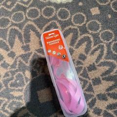 Ulleres de natació roze, segons ha informat Van der Valk Hotel Assen mitjançant iLost