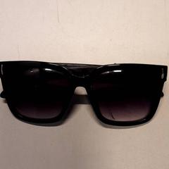 Ulleres de sol, segons ha informat Qbuzz ZHN mitjançant iLost