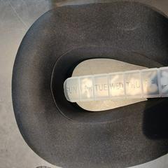 Oreiller pour le cou Neck pollow, pillbox, a été signalé par Conscious Hotel Westerpark utilisant iLost