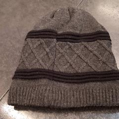 قبعة صغيرة، كما تم الإبلاغ عنه بواسطة Rotterdam The Hague Airport عبر iLost