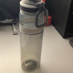 Bouteille, a été signalé par MEININGER Hotel Budapest Great Market Hall utilisant iLost