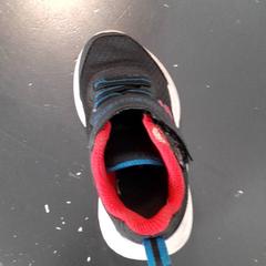 Cipő Zwart , rood, amint azt Qbuzz servicepunt  Emmen az iLost segítségével jelentette.