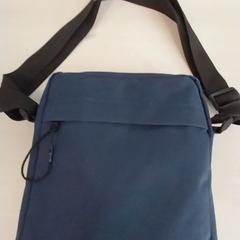Bag donker blauw, som rapportert av Arriva Limburg Zuid ved bruk av iLost