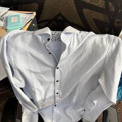 Kleding lichtblauwe gestreepte blouse, jak nahlášeno Haven Hotel Rotterdam pomocí iLost