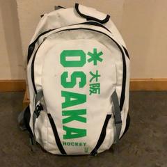 Mochila Wit met groene letters OSAKA, como reportado por Gemeente Amsterdam utilizando o iLost