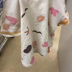 T shirt + grijze broek, as reported by IKEA Utrecht using iLost