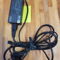 Carregador de portàtils, segons ha informat Bolognalaan 101 mitjançant iLost