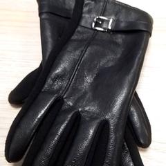 手袋 Zwart がiLostで Qbuzz Fryslân によって報告されました