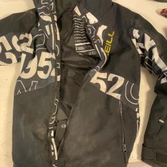 Jaqueta Kind O’Neill, segons ha informat Artis mitjançant iLost