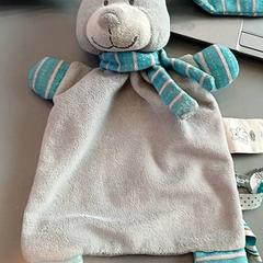 ブランケット Lapin gris, oreilles et pattes bleues がiLostで IKEA Nantes によって報告されました