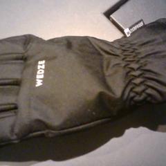 グローブ rechts zwart がiLostで SnowWorld Landgraaf によって報告されました