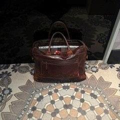 Saco Bruin, como reportado por Van der Valk Hotel Assen utilizando o iLost