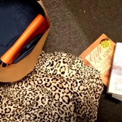 Libro & Vestiti, come riportato da Mövenpick Hotel Amsterdam City Centre utilizzando iLost