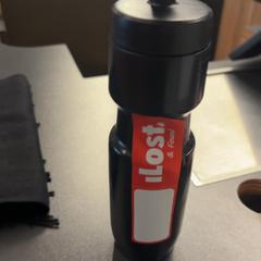 Butelka wody Zwart plastic, zgłoszono przez Pathé Amsterdam Noord przy użyciu iLost