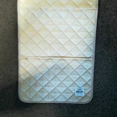 Pelenkázó szőnyeg Beige, amint azt Burgers' Zoo az iLost segítségével jelentette.