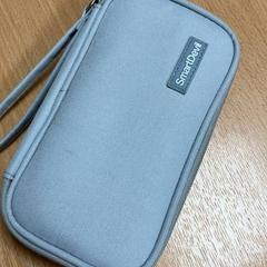 Caricabatterie, come riportato da Sheraton Brussels Airport Hotel utilizzando iLost