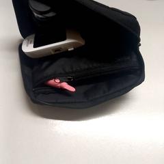 Medisch set In zwart hoesje, amint azt Adrz az iLost segítségével jelentette.