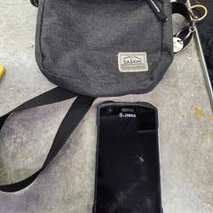 Zebra telefoon met saskhia heuptasje, iLost-i jakinarazi zaion moduan