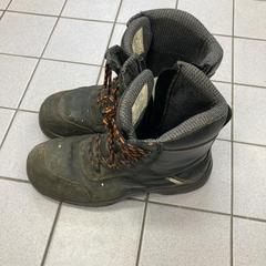 くつ Black がiLostで Ramada by Wyndham Amsterdam Airport Schiphol によって報告されました